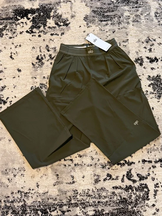 ALO Yoga Men’s Olive Jogger Pants