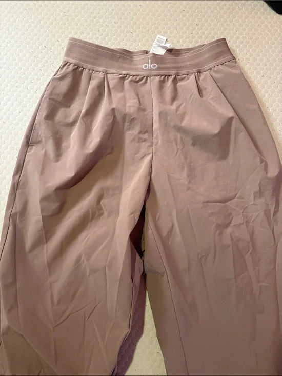 ALO Yoga women’s Jogger Pants in beige