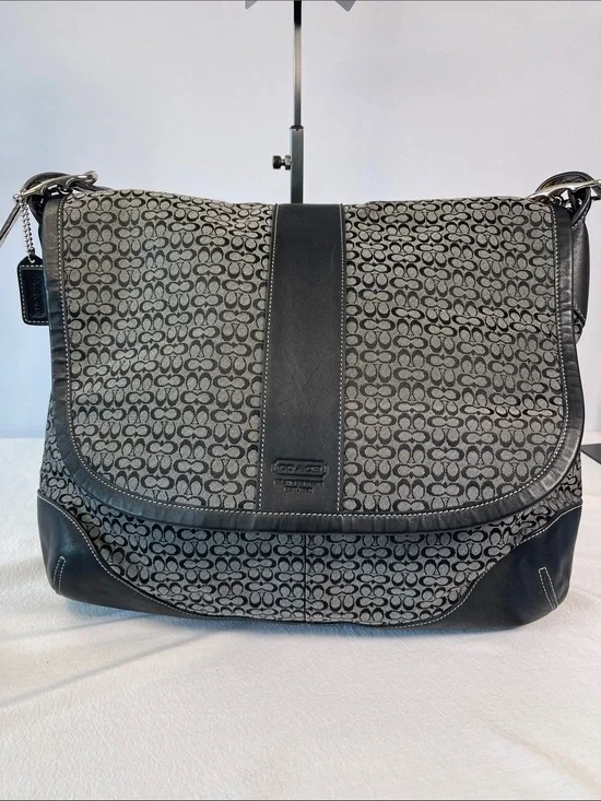 Coach  G3K-5706 1993 Vintage Small C Signature Messenger Saddle Bag
