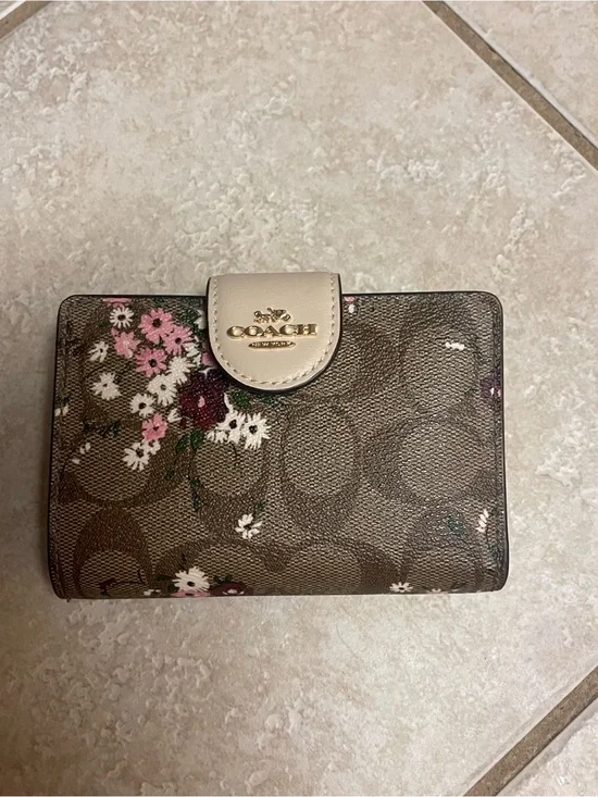 Coach Medium Corner Zip Wallet in Signature Evergreen Floral C3773