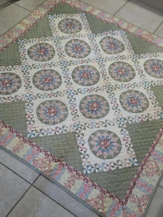 Floral Medallion‎ Quilt - Pastel Green and Pink