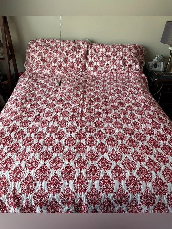 Geneva Home Fashion Reversible King Quilt & Shams