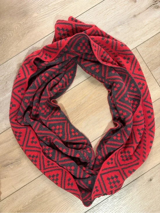 American Eagle Outfitters Red and Black Geometric Infinity Scarf