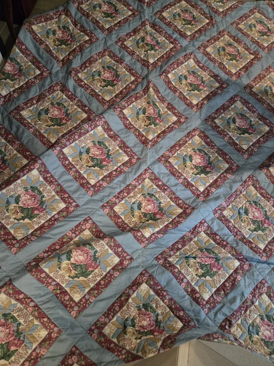 Vintage PATCHWORK QUILT FLORAL HANDMADE 79x95 INCH