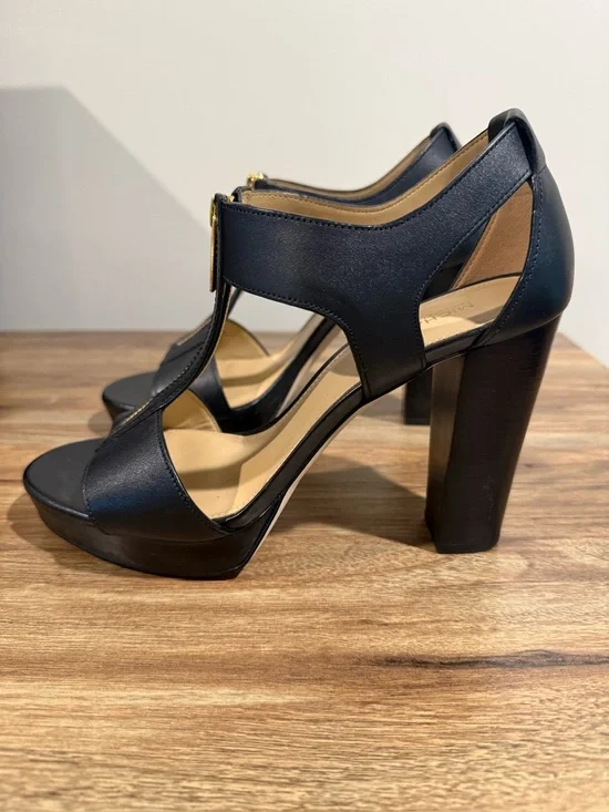 Michael Kors Black T-Strap Platform Block Heel Sandals Women’s 9 Gold Zip