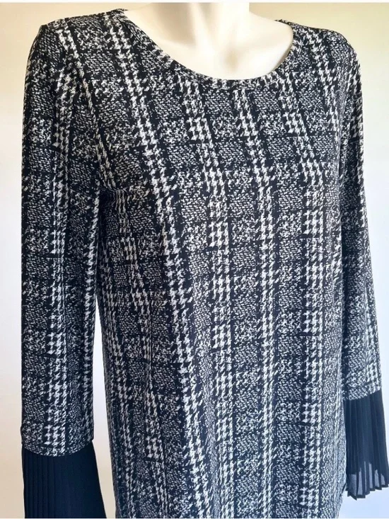New Michael Kors Black White Rayon Long Sleeve Top size M.