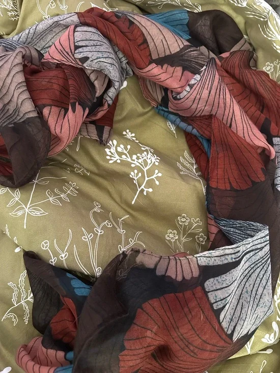 This lightweight scarf features a distinctive botanical ginkgo leaf print nwot