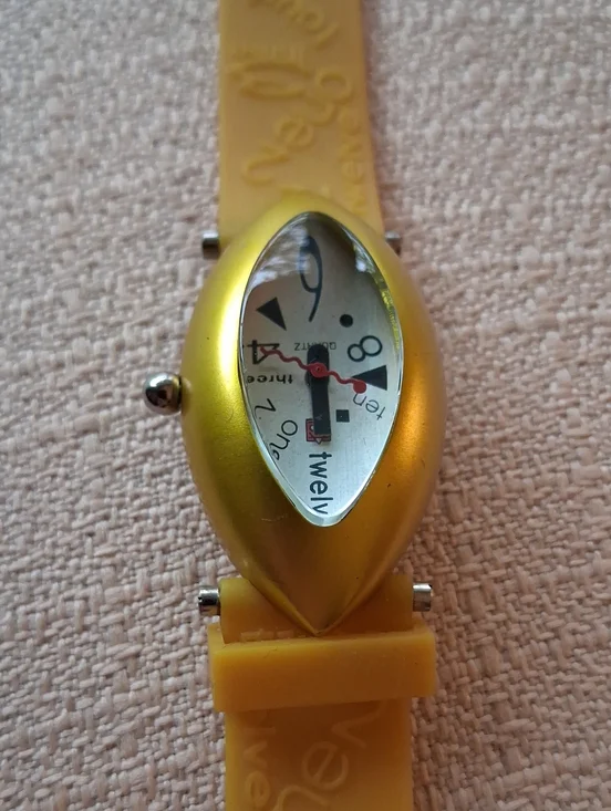 Retro A00 Women's Oval Fashion Quartz Watch - Yellow