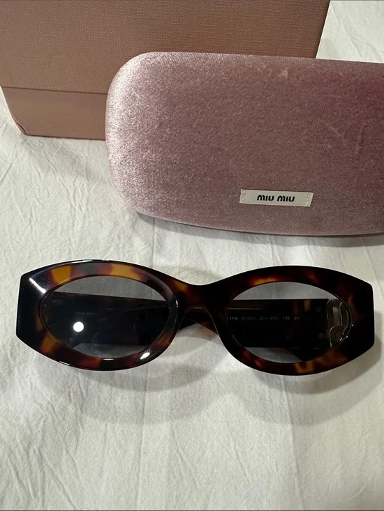 Miu Miu Tortoiseshell Oval Cat-Eye Sunglasses - Brown/Amber