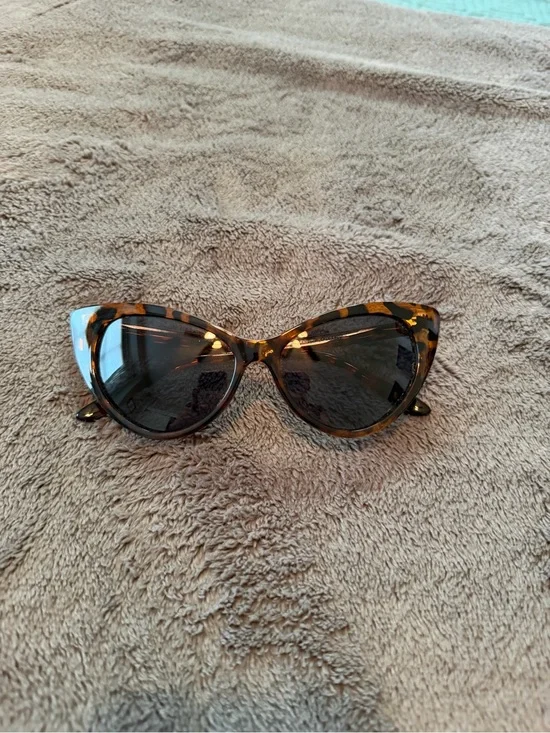 Tortoiseshell Cat Eye Sunglasses - Dark Lenses