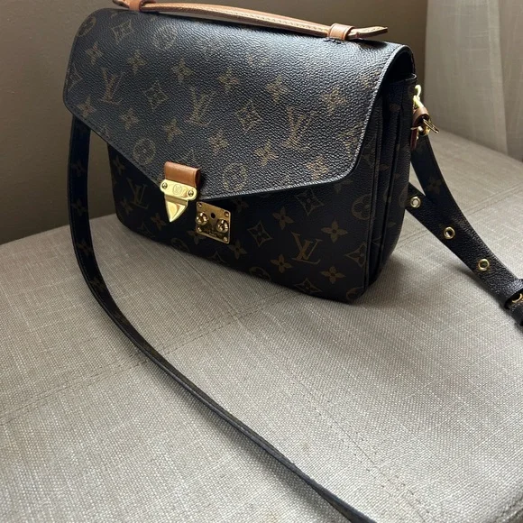 Louis Vuitton Monogram Pochette Metis