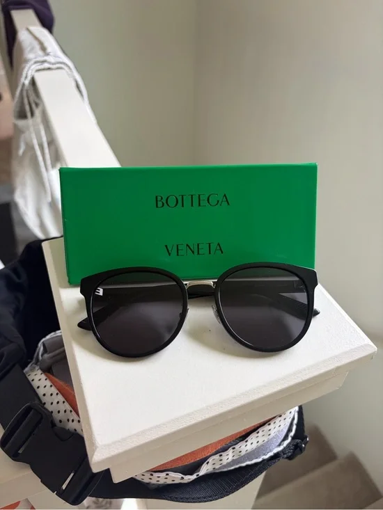 Bottega Veneta Black Round-Edge Sunglasses