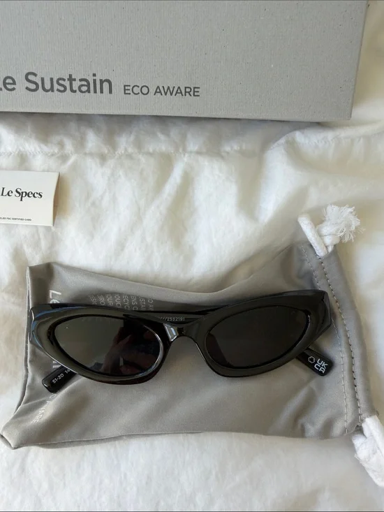 Le Specs NIB Stealth Sunnies