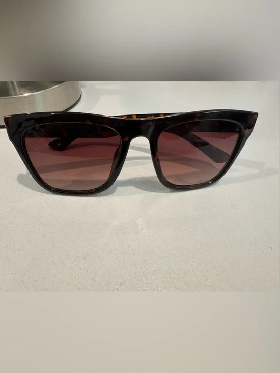 Tommy Hifiger Tortoiseshell Sunglasses