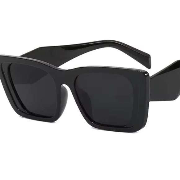 Black oversized retro cat eye sunglasses