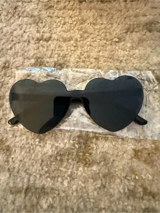 Heart-Shaped Black Sunglasses