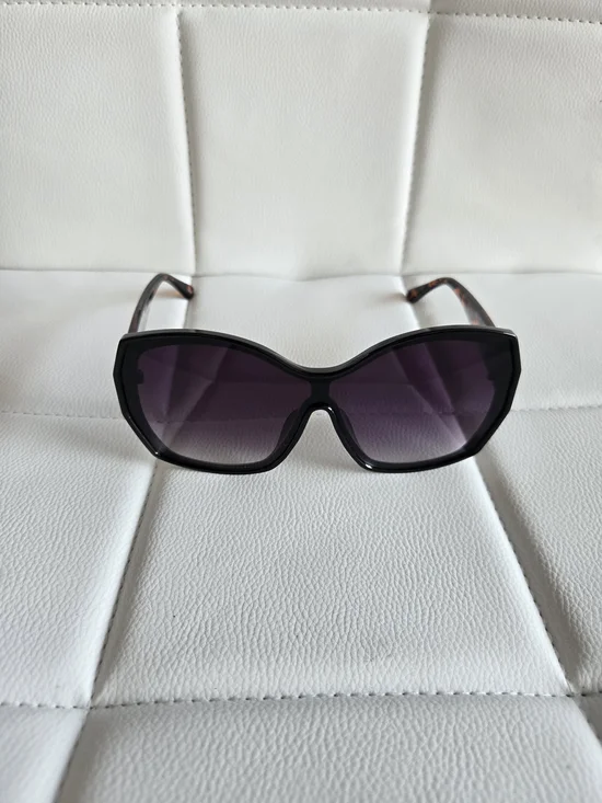 Jessica Simpson Black Frame Sunglasses with Gradient Purple Lenses