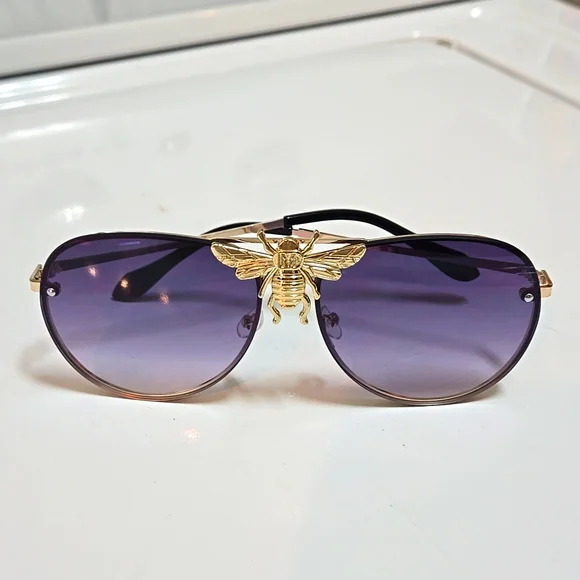 Sunglasses set. Bee special Black/Gold Aviators with faux suede click ca…