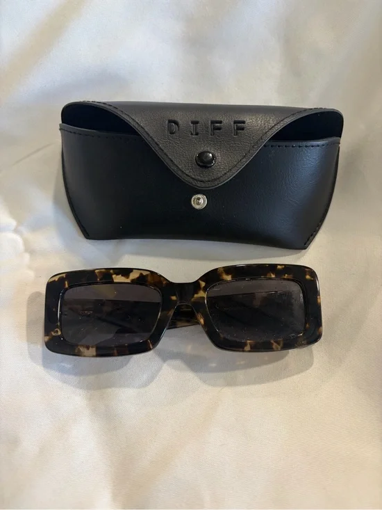 DIFF Eyewear Indy Rectangle Sunglasses Espresso Tortoise Shell Brown Retro Case