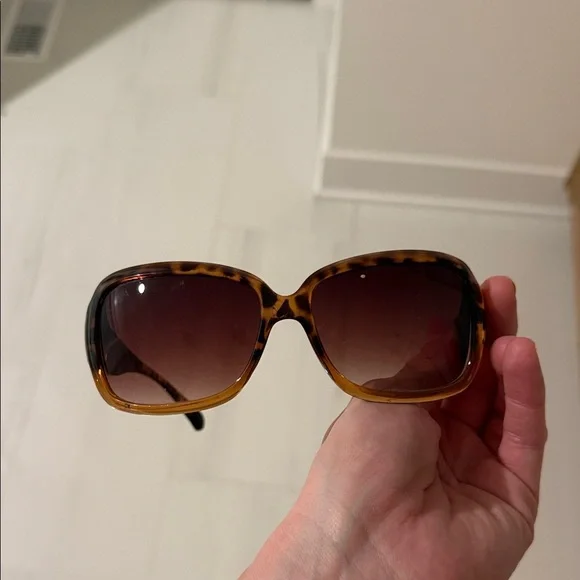 Oscar De La Renta Tortoiseshell Brown Women's Sunglasses - Designer Style