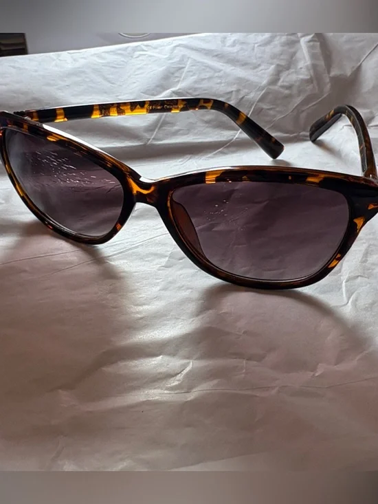 Tortoiseshell Frame Sunglasses - Brown Lenses