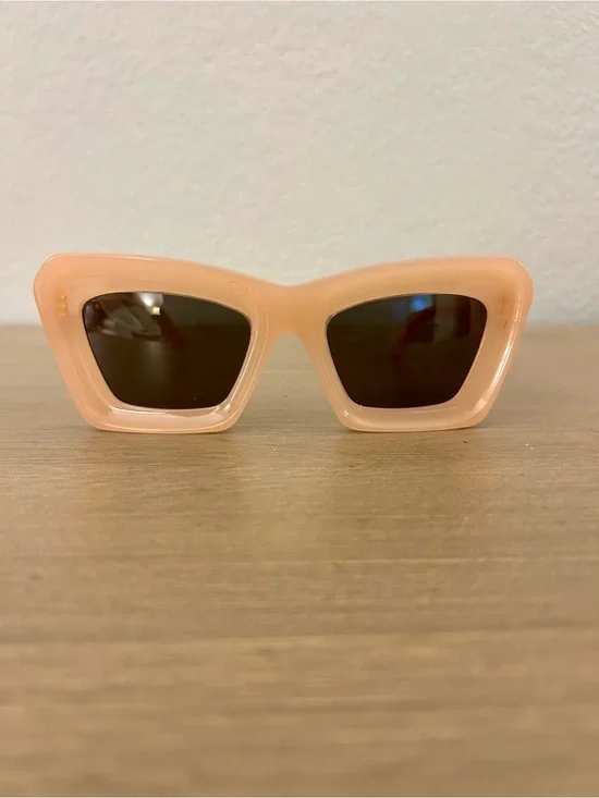 Authentic Loewe Pink Beveled Cat Eye Sunglasses, LW401451, beautiful!!