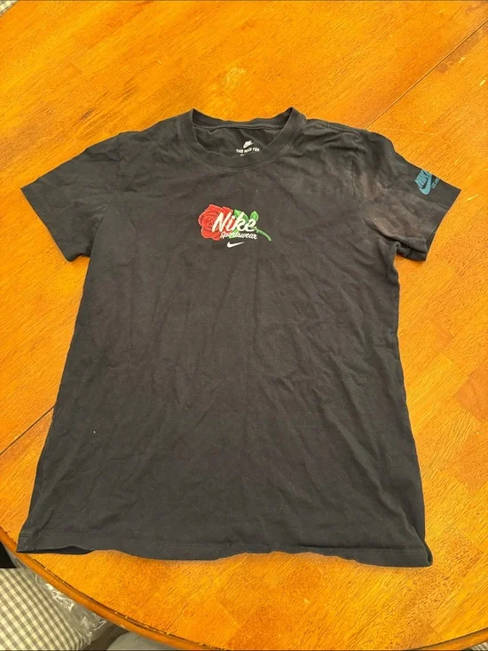 Nike Black Short Sleeve Tee with Red Rose Graphic small Los Angeles