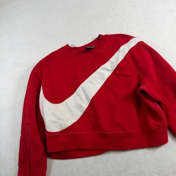 Nike Womens Red Oversized Swoosh Cropped Sweatshirt Pullover Medium Raglan Logo