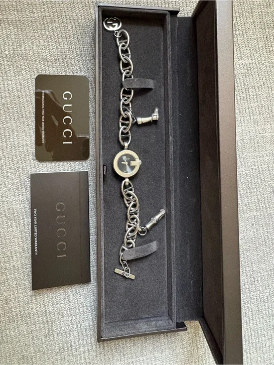 Gucci Silver Chain Bracelet Watch with Round Dial