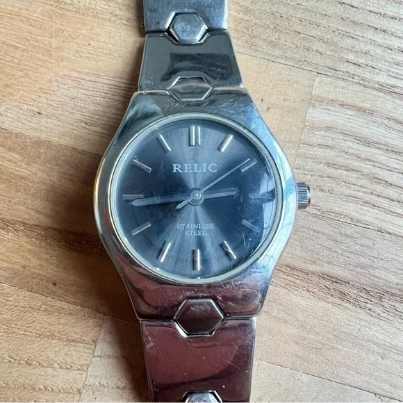 Relic ladies silver tone bracelet fashion watch NEW BATTERY