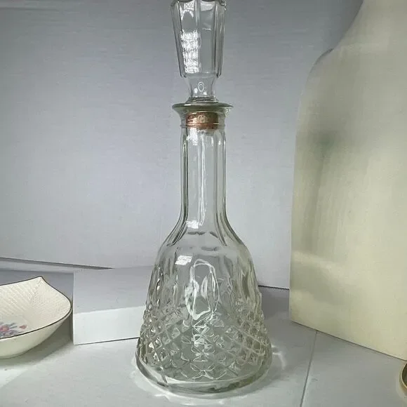 Vintage 1981 Mogen David decanter corked 12:75” bottle