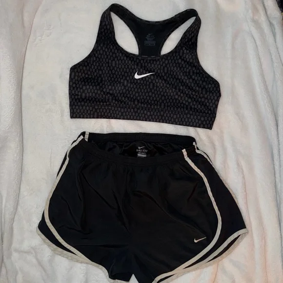 Nike Women's Size L Sports Bra and size M Shorts Set W1