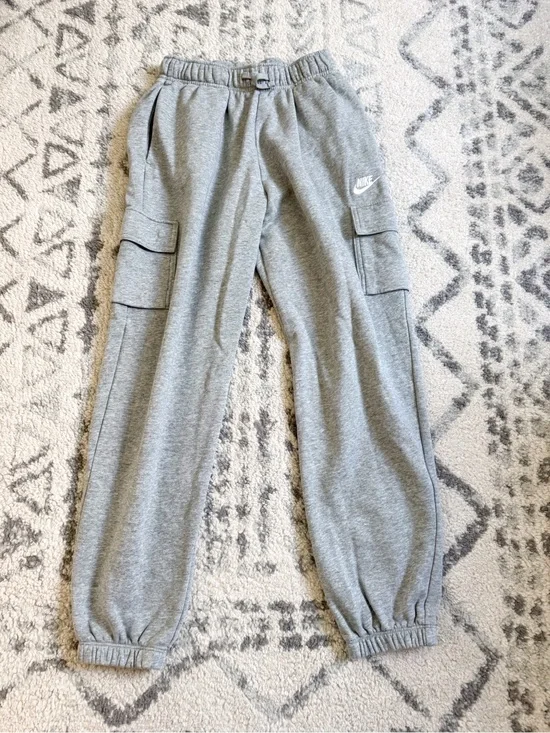 Nike Women’s Sportswear Club Fleece Mid Rise Oversized Cargo Sweatpants