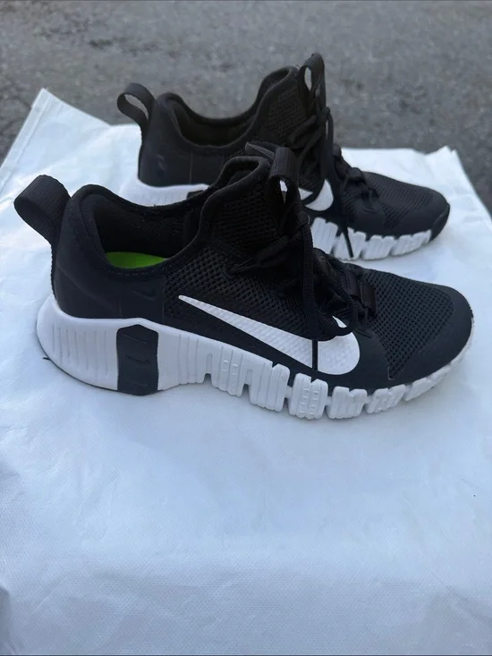 Nike  Women Black and White Flexible Training Sneakers
