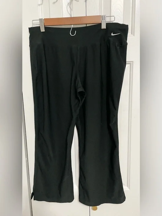 Nike Black Women's Active Leggings with Subtle White Swoosh