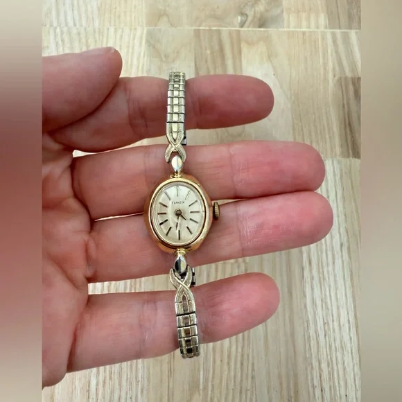 Vintage ladies ladies oval gold tone winding mechanical dress watch
