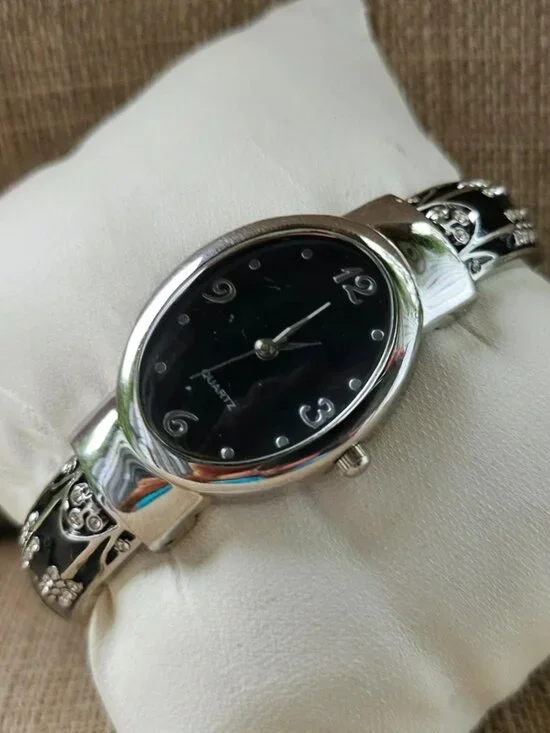 Fashion Women Wristwatch Black/Silver Tone Cuff Band Quartz Analog Watch Unbran
