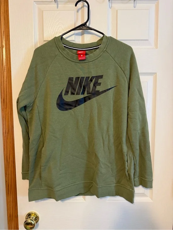 Nike Women’s Olive Green Crewneck Sweatshirt with Pockets