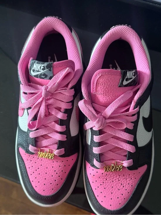 Nike Women's Low-Top Sneakers in Pink, Black and White