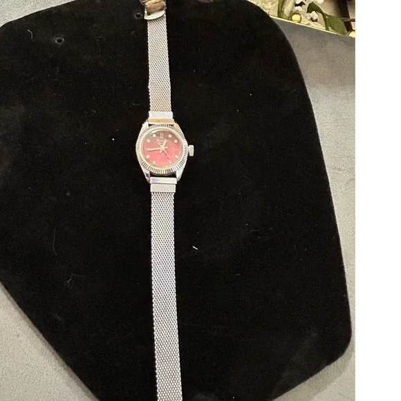 Vintage Remington Electron‎ Watch Red Dial Rhinestone Fluted Bezel Mesh Strap