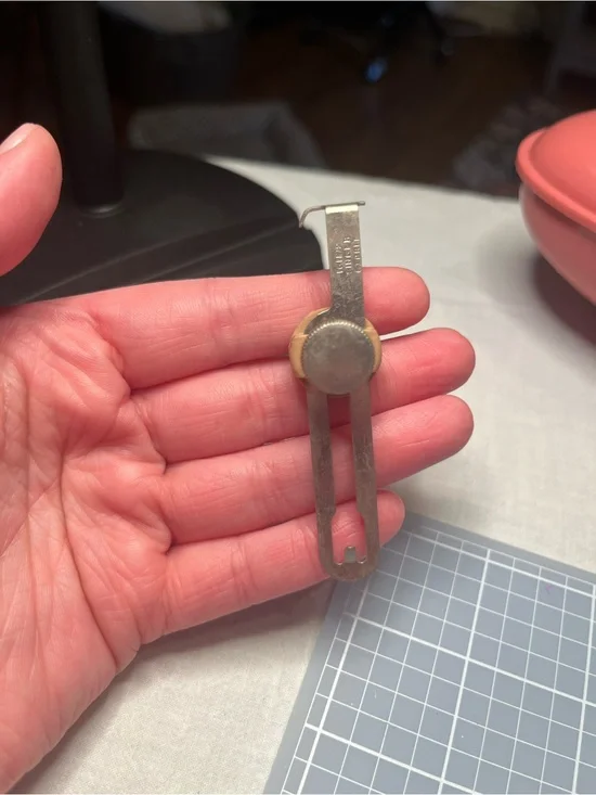 Singer Sewing Machine Seam Cloth Hem Guide w Thumb Screw Vintage (Part #:161172)