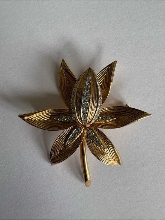 Vintage Kramer Clear Rhinestone Gold Tone Flower Brooch Pin‎ Orchid Water Lily