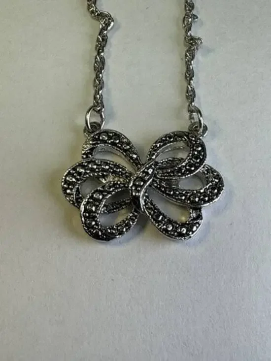 Vintage AVON Chain Necklace Bow Pendent Silver Tone 18” Jewelry