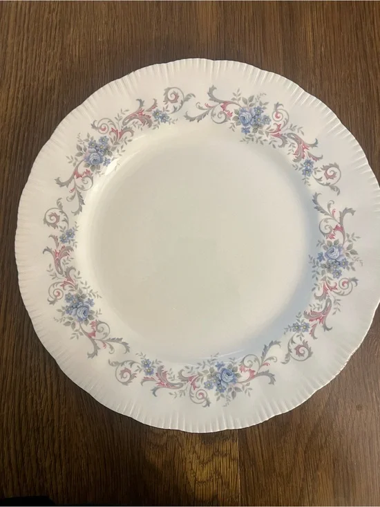 Paragon Romance Dinner plates (5 total)