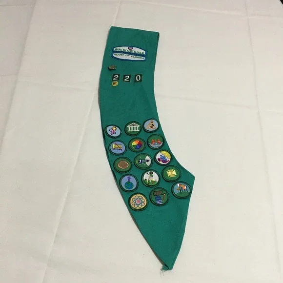Girl Scouts Junior Sash Kids Regular Green Heart of Florida Troop 220 Patches
