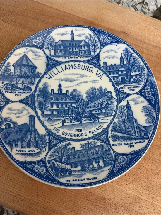 Source Unknown Williamsburg VA Blue and White Collector Plate