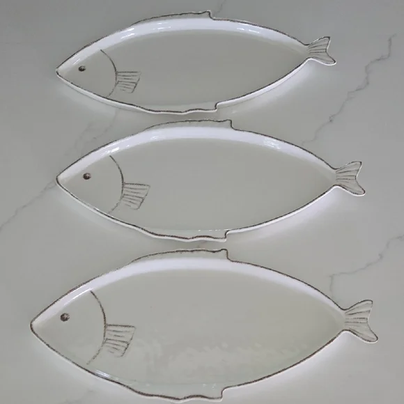 White Fish-Shaped Melamine Plates Set Of 4