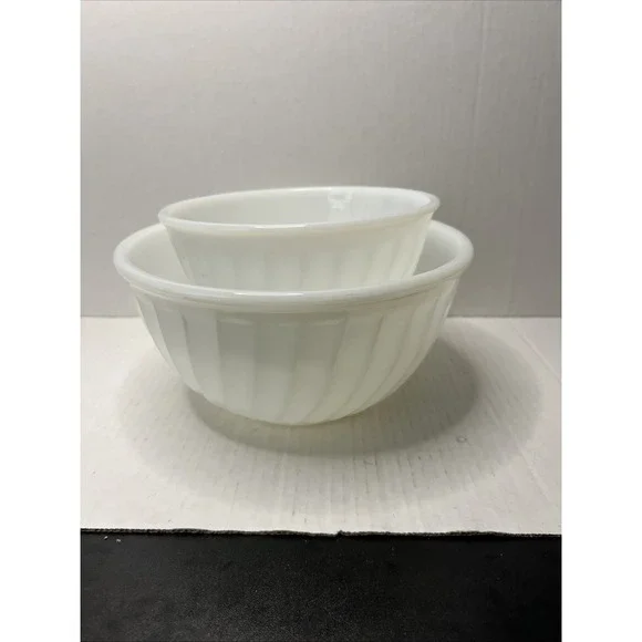 Anchor Hocking Fire King Milk Glass Set of 2 Bowls White‎