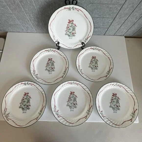Set of 8 Corelle Callaway Holiday Christmas 10 1/4