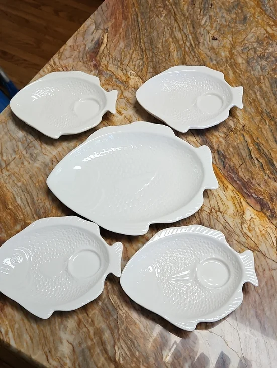 Vintage WHITTIER POTTERY white ceramic fish-shaped serving platter + 4 Plates